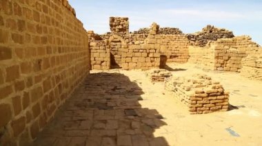 turistler antik kalıntılar yürüyüş