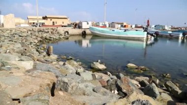 Mısır limanında eski gemiler ve tekneler