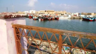 Mısır limanında eski gemiler ve tekneler