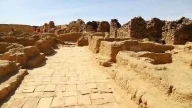 turistler antik kalıntılar yürüyüş