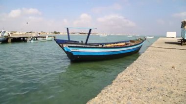 Mısır limanında eski gemiler ve tekneler