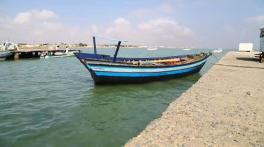 Mısır limanında eski gemiler ve tekneler