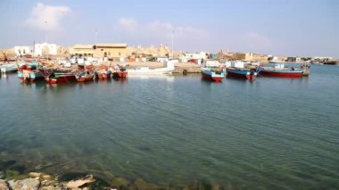 Mısır limanında eski gemiler ve tekneler