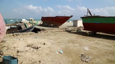 Mısır limanında eski gemiler ve tekneler