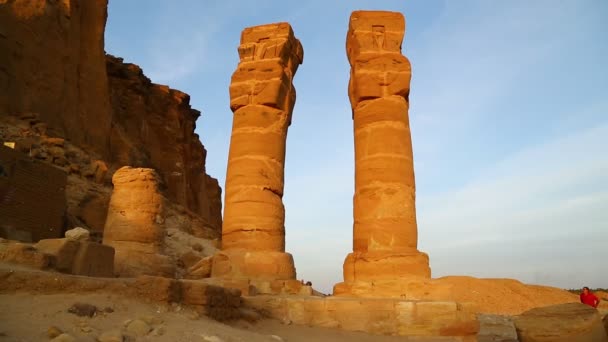 Turistas Caminando Cerca Ruinas Antiguas — Vídeo de stock