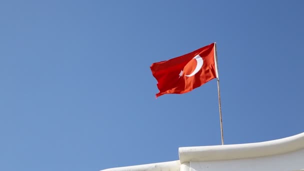 Bandera Turca Moviéndose Por Viento Contra Cielo Azul — Vídeo de stock