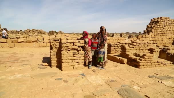 Turistas Caminando Cerca Ruinas Antiguas — Vídeo de stock