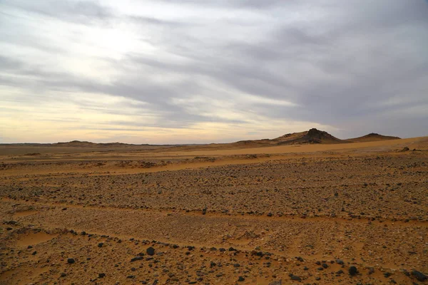 Medio Roca Del Desierto Pista Como Concepto Tierra Salvaje Naturaleza — Foto de Stock