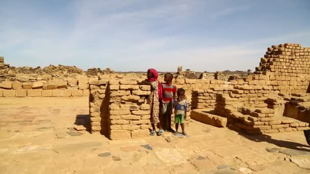 Turistas Caminando Cerca Ruinas Antiguas — Vídeo de stock