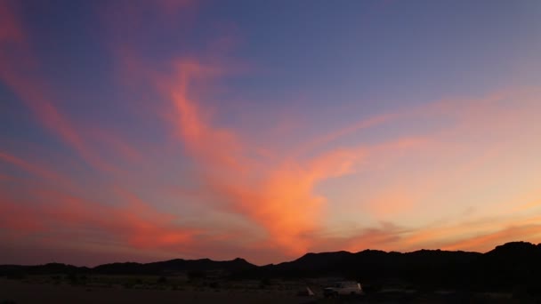砂漠の真ん中で美しい風光明媚な日の出の映像 — ストック動画