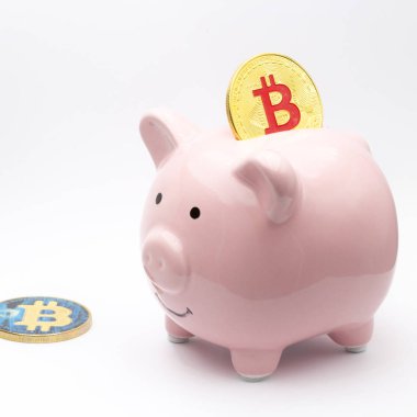 Beyaz arka plan ve kopya kumbara ve bitcoin kavramı para ve CEOlarla gibi yer