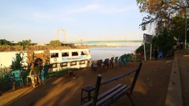 Cityscape eski pazar ve kentsel sokak arabalar 