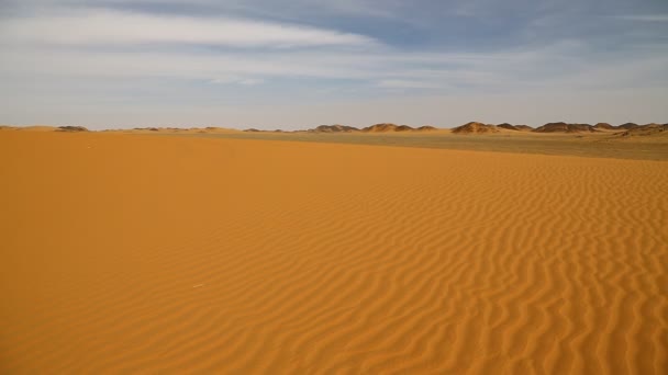 不明身份的汽车在苏丹沙漠 — 图库视频影像
