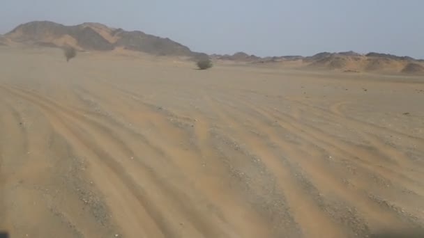 Oidentifierade Bil Öknen Sudan Afrika — Stockvideo