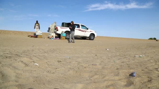 Coche Identificado Desierto Sudán África — Vídeo de stock