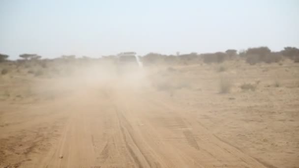 Oidentifierade Bil Öknen Sudan Afrika — Stockvideo