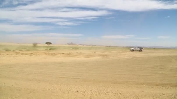 アフリカ スーダンの砂漠の正体不明の車 — ストック動画