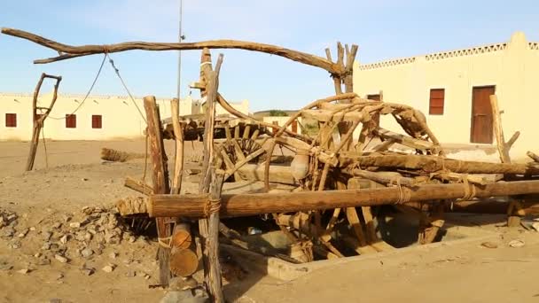 エジプトの村の木の水ポンプの映像 — ストック動画