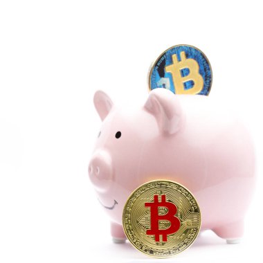 Beyaz arka plan ve kopya kumbara ve bitcoin kavramı para ve CEOlarla gibi yer