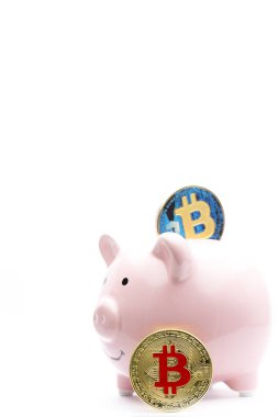 Beyaz arka plan ve kopya kumbara ve bitcoin kavramı para ve CEOlarla gibi yer