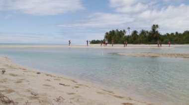 Bora Bora'da sahil şeridi ndeki manzara