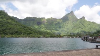 Bora Bora'da sahil şeridi ndeki manzara