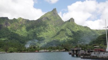 Bora Bora'da sahil şeridi ndeki manzara