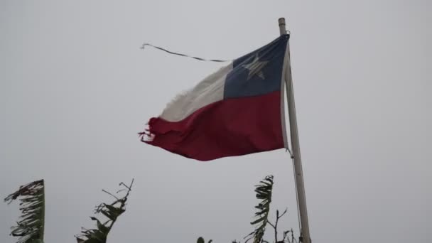 Broken Flag Poruszający Się Burzą Wiatr Przeciwko Szarym Niebie Chile — Wideo stockowe