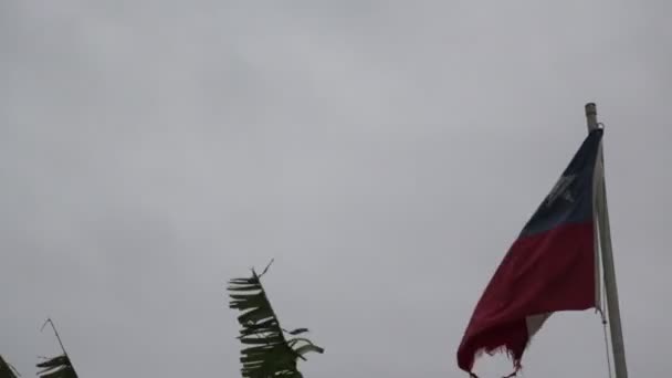 Rozbitá Vlajka Pohybující Bouřeným Větrem Proti Šedé Obloze Chile — Stock video