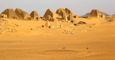 çöl ortasında siyah firavunlar, antik Afrika sudan meroe piramitleri