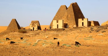 çöl ortasında siyah firavunlar, antik Afrika sudan meroe piramitleri