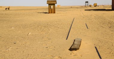 Afrika Sudan çölde eski altı ve onun boş binalar İstasyonu