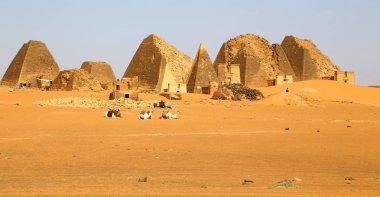 çöl ortasında siyah firavunlar, antik Afrika sudan meroe piramitleri