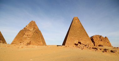 Afrika Sudan'daki napata karima antik piramitler çöl ortasında siyah firavunlar,