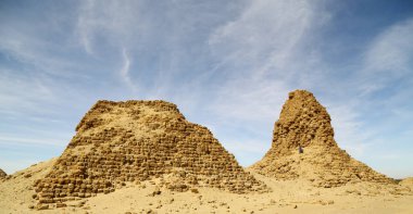Afrika Sudan'daki napata karima antik piramitler çöl ortasında siyah firavunlar,