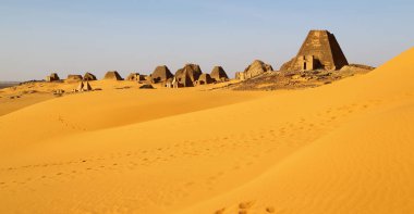 çöl ortasında siyah firavunlar, antik Afrika sudan meroe piramitleri