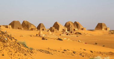 çöl ortasında siyah firavunlar, antik Afrika sudan meroe piramitleri