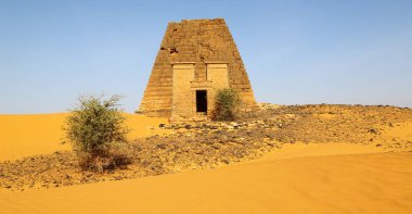 çöl ortasında siyah firavunlar, antik Afrika sudan meroe piramitleri