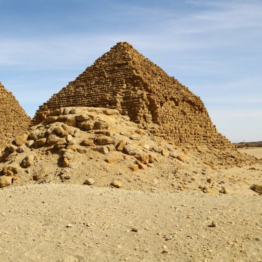 Afrika Sudan'daki napata karima antik piramitler çöl ortasında siyah firavunlar,
