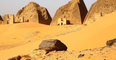 çöl ortasında siyah firavunlar, antik Afrika sudan meroe piramitleri