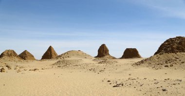 Afrika Sudan'daki napata karima antik piramitler çöl ortasında siyah firavunlar,