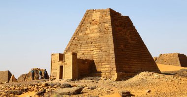 çöl ortasında siyah firavunlar, antik Afrika sudan meroe piramitleri