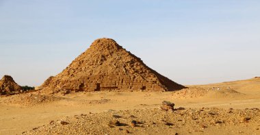 Afrika Sudan'daki napata karima antik piramitler çöl ortasında siyah firavunlar,