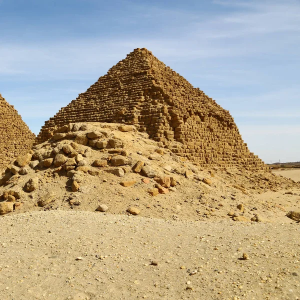 アフリカのスーダンでサボテンの真ん中に黒いファラオのピラミッドの旧式な Napata クライマ — ストック写真