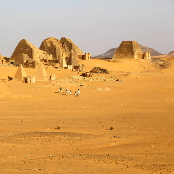 아프리카 Meroe에 Deser의 한가운데에 파라오의 피라미드 — 스톡 사진