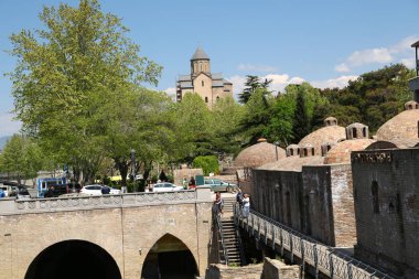   nehir yakınında tanımlanamayan insanlar