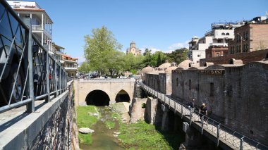   nehir yakınında tanımlanamayan insanlar