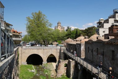   nehir yakınında tanımlanamayan insanlar