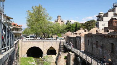   nehir yakınında tanımlanamayan insanlar