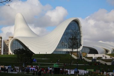  müze yakınında kimliği belirsiz kişiler